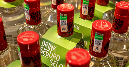 Procedência e confiança garantidas: Diageo lança selo Drink Seguro antifraudes