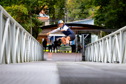 Red Bull transforma cartões-postais de Curitiba em cenário para wakeboard